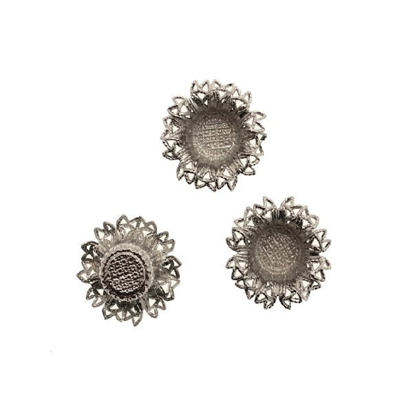 Porta cabochon tondo da 16 mm., a forma di fiore filigranato, largo 20 mm., alto 7,3 mm.