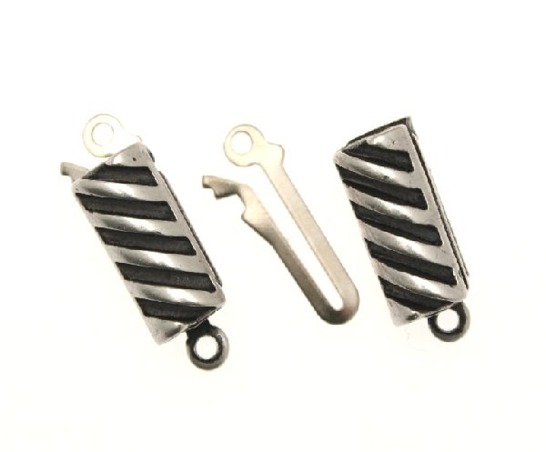 Chiusura a 1 filo rettangolare con righe trasversali 13x6 mm.