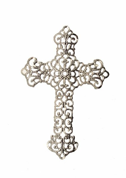 Ciondolo a forma di croce filigranata, leggermente bombata, traforata a riccioli, 36x52 mm.