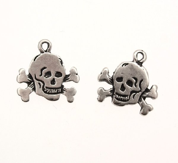 Ciondolo a forma di teschio con due ossa incrociate sotto, piatto, 19x14 mm.
