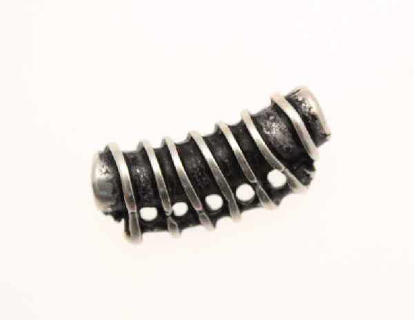 Distanziatore a forma di tubo rigato con cinque fori sotto, 25x12 mm.