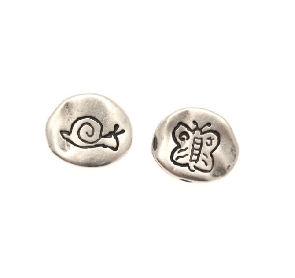 Distanziatore ovale piatto liscio con disegno farfalla su un lato e lumachina sull'altro, 15x12 mm.