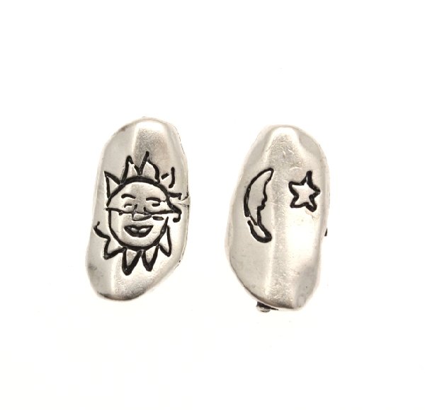 Distanziatore ovale piatto liscio con disegno sole su un lato e luna sull'altro, 18x10 mm.