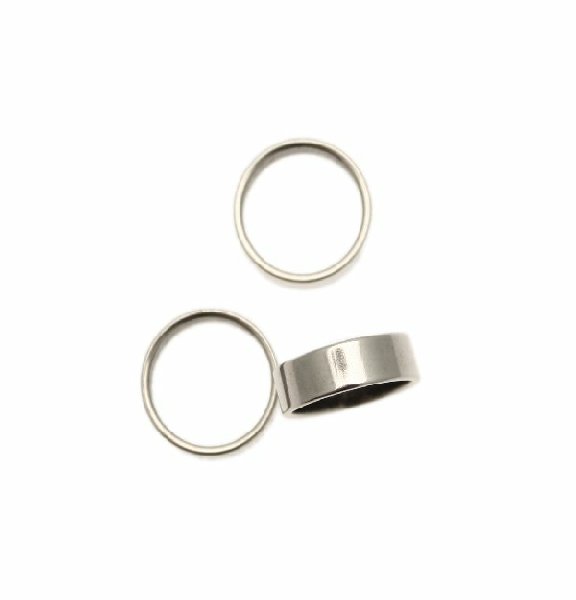 Distanziatore a rondella, a forma di fedina stretta, liscia, 12x4 mm.