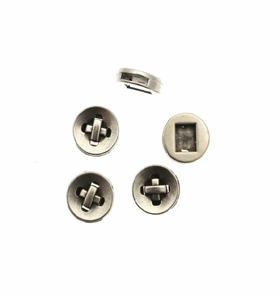 Distanziatore a forma di tondo piatto a forma di bottone cucito, 18x5,5 mm.