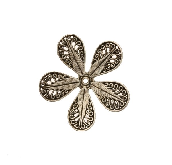 Filigrana a forma di fiore piatto a cinque petali, disegnati a riccioli, 28mm.