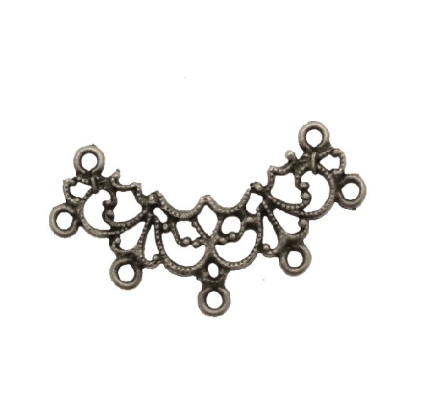 Filigrana a mezza luna piatta, traforata a riccioli, con cinque anelli sotto e due sopra ai lati, 40x22 mm.