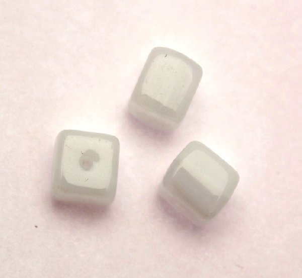 Cubo, 5x5 mm., Bianco latte poco sfumato