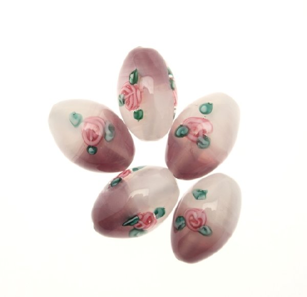 Murrina a forma di oliva liscia e disegno fiore, 12x9 mm., colore bianco sfumato in ametista