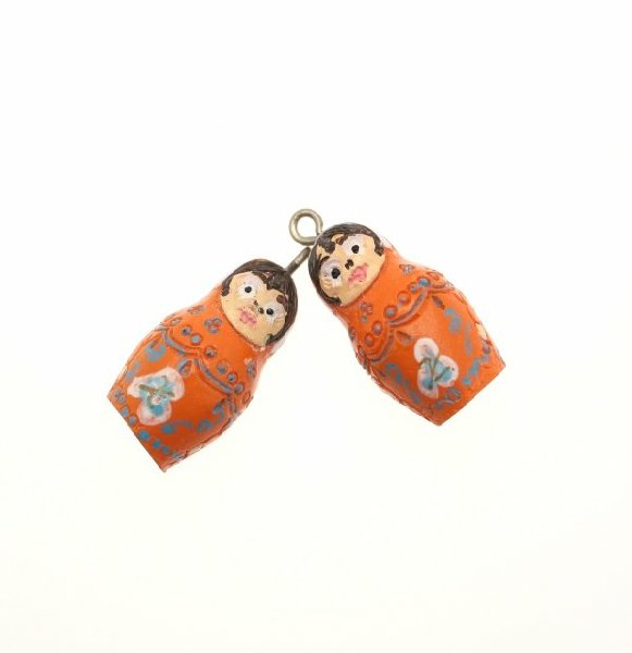 Matrioska in legno colorato con anellino in metallo in testa, 25x13 mm.