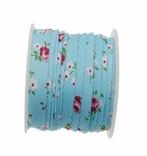 Nastro piatto, a sbieco piegato, in poliestere , alto 10 mm., colore FIORATO SU BASE AZZURRA