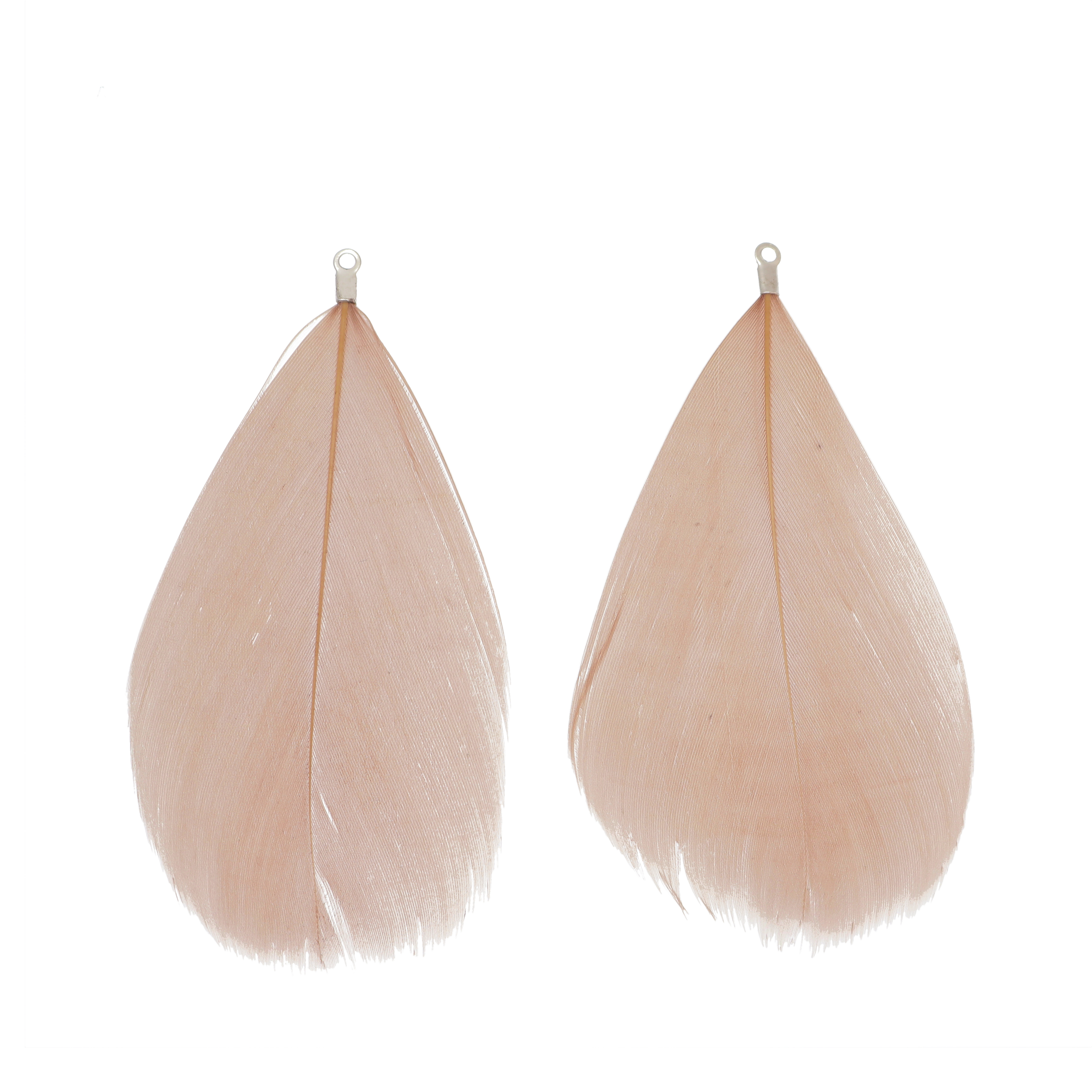 Piuma naturale con finalino e un anellino in metallo finale, colore BEIGE ROSATO