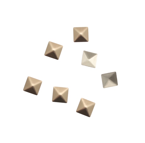 Borchia da incollo, a piramide (base quadrata), 7 mm., colore Bronzo chiarissimo