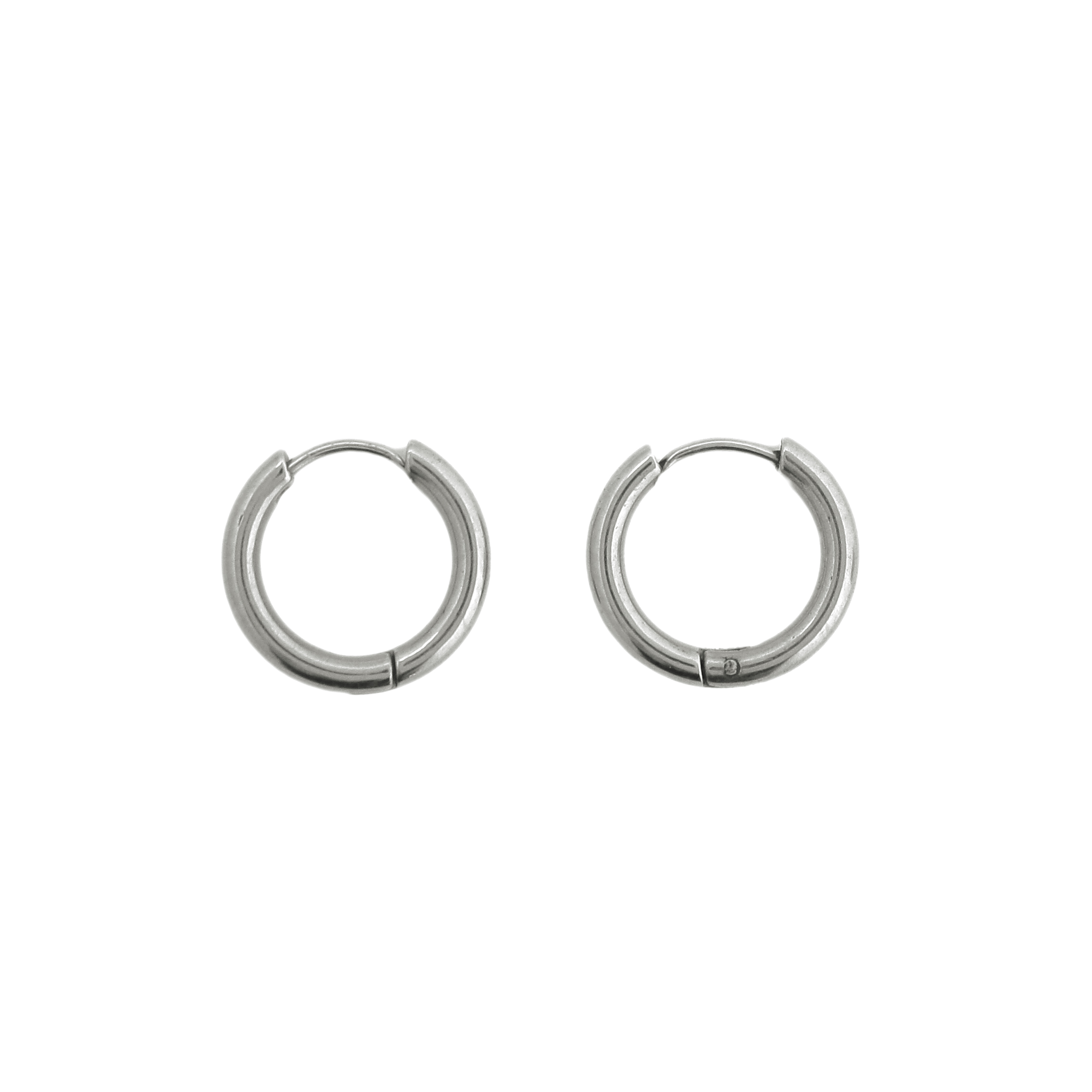 Orecchino a cerchio, in Acciaio, con chiusura ad incastro, diametro 17 mm., spessore 2,5 mm.