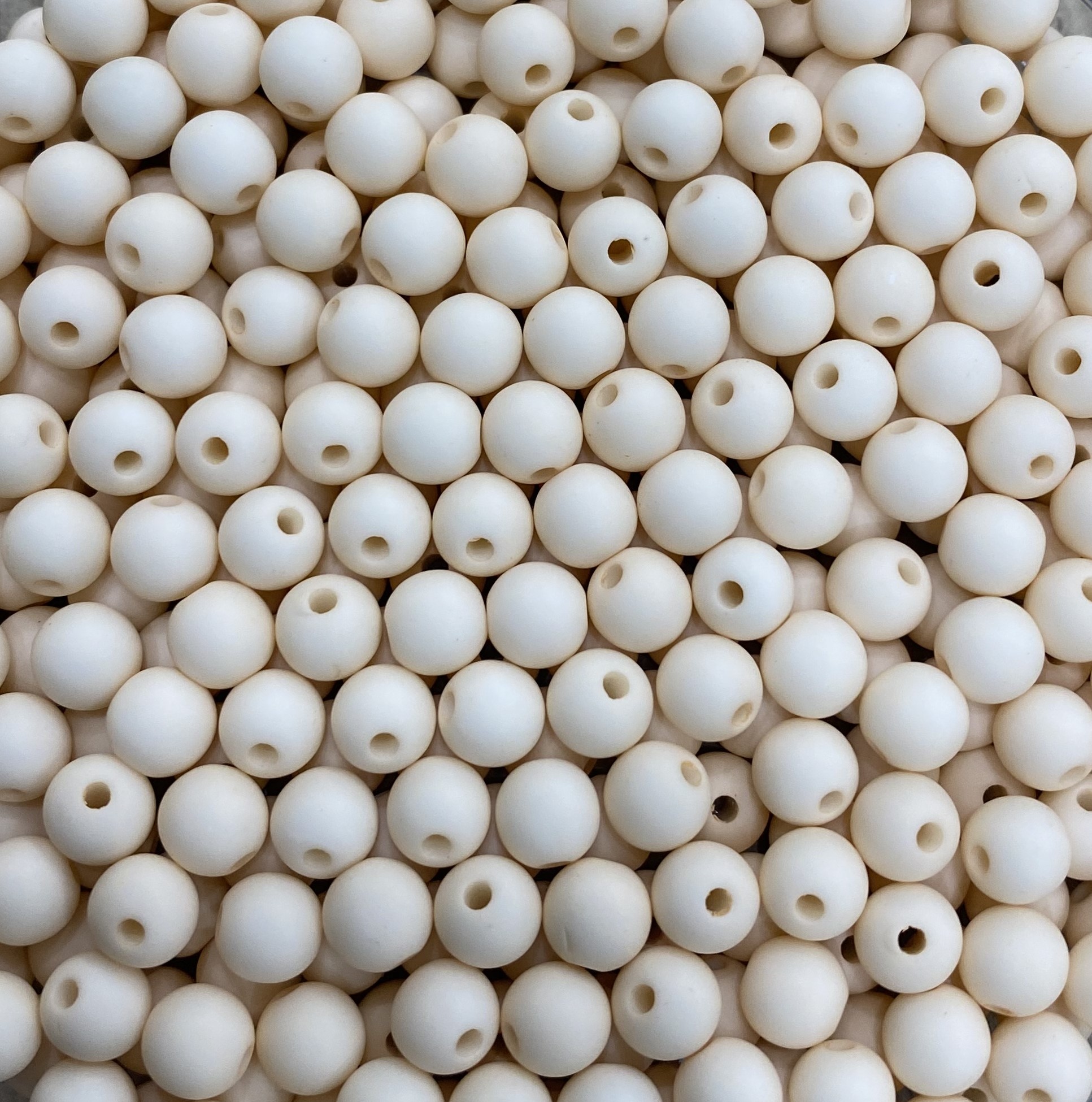 Confezione da 80 pezzi di Palline lisce opache in resina, da 6 mm., colore Panna
