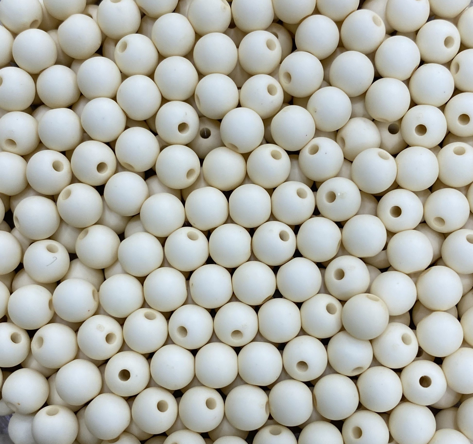 Confezione da 80 pezzi di Palline lisce opache in resina, da 6 mm., colore Avorio