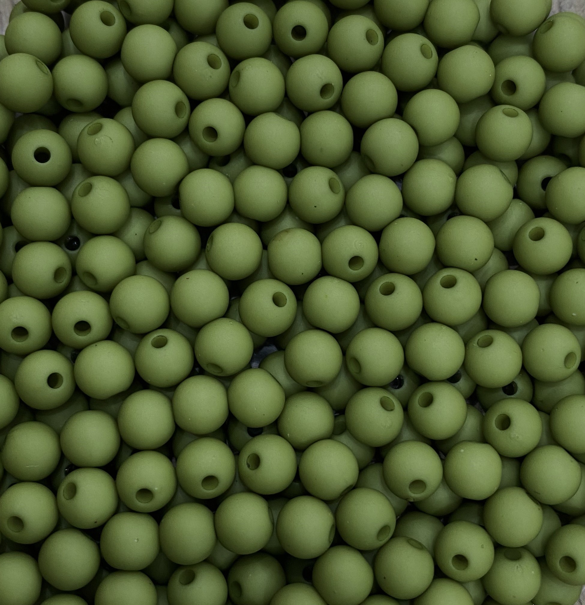 Confezione da 80 pezzi di Palline lisce opache in resina, da 6 mm., colore Verde Oliva
