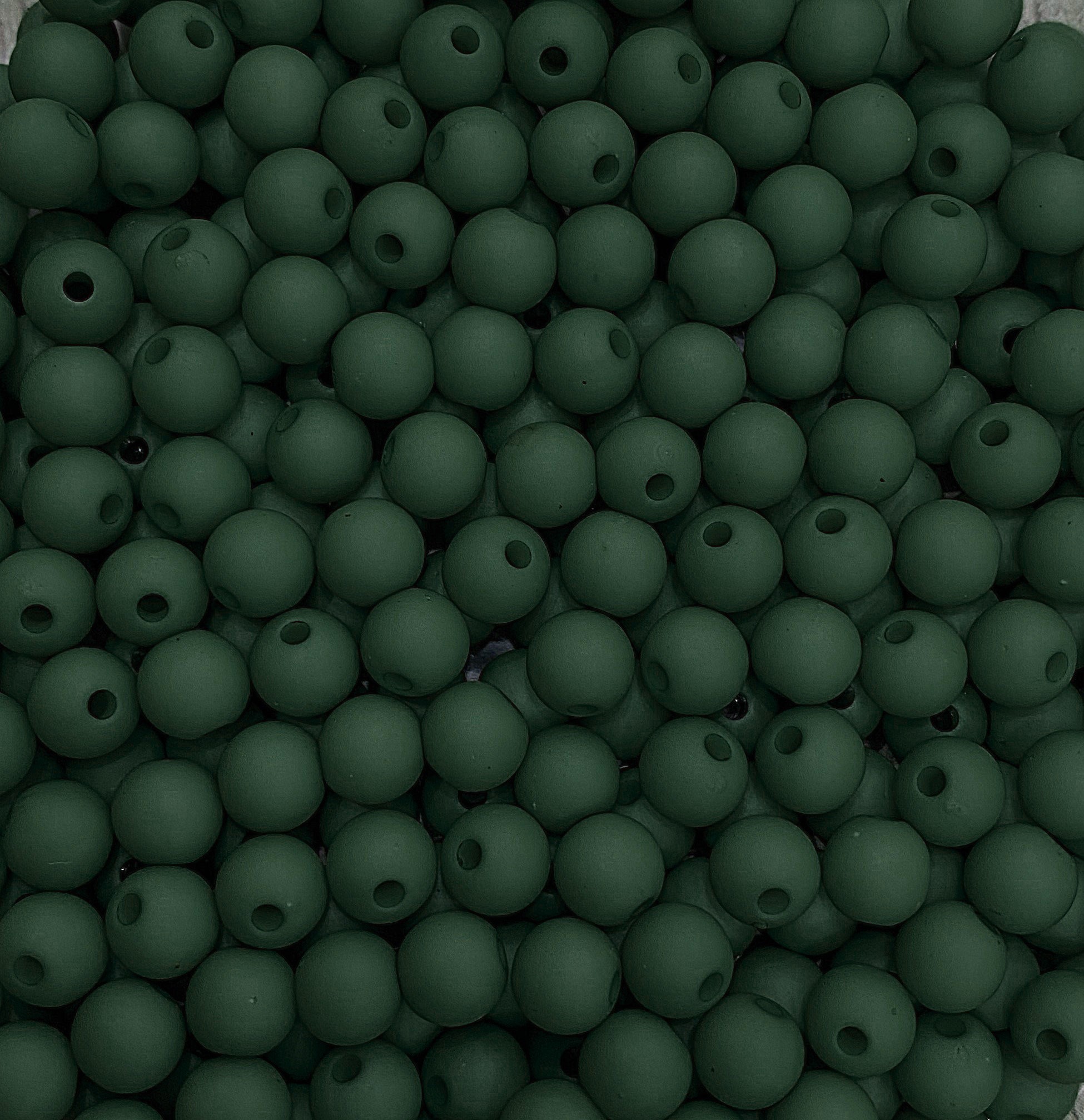 Confezione da 80 pezzi di Palline lisce opache in resina, da 6 mm., colore Verde Smeraldo