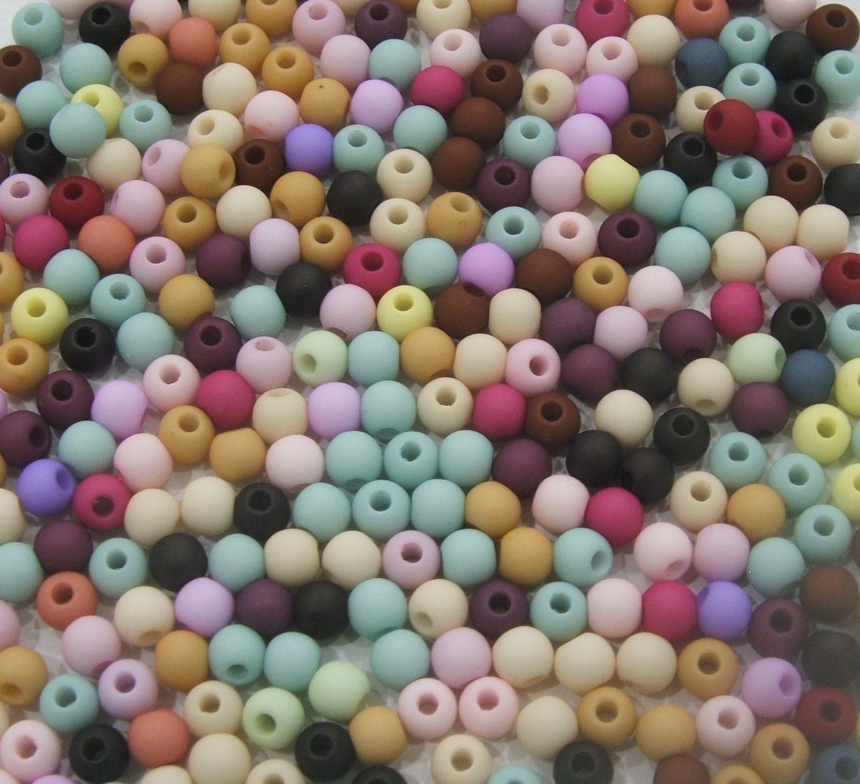 Confezione da 150 pezzi di Palline lisce opache in resina, da 4 mm., colore Multicolor