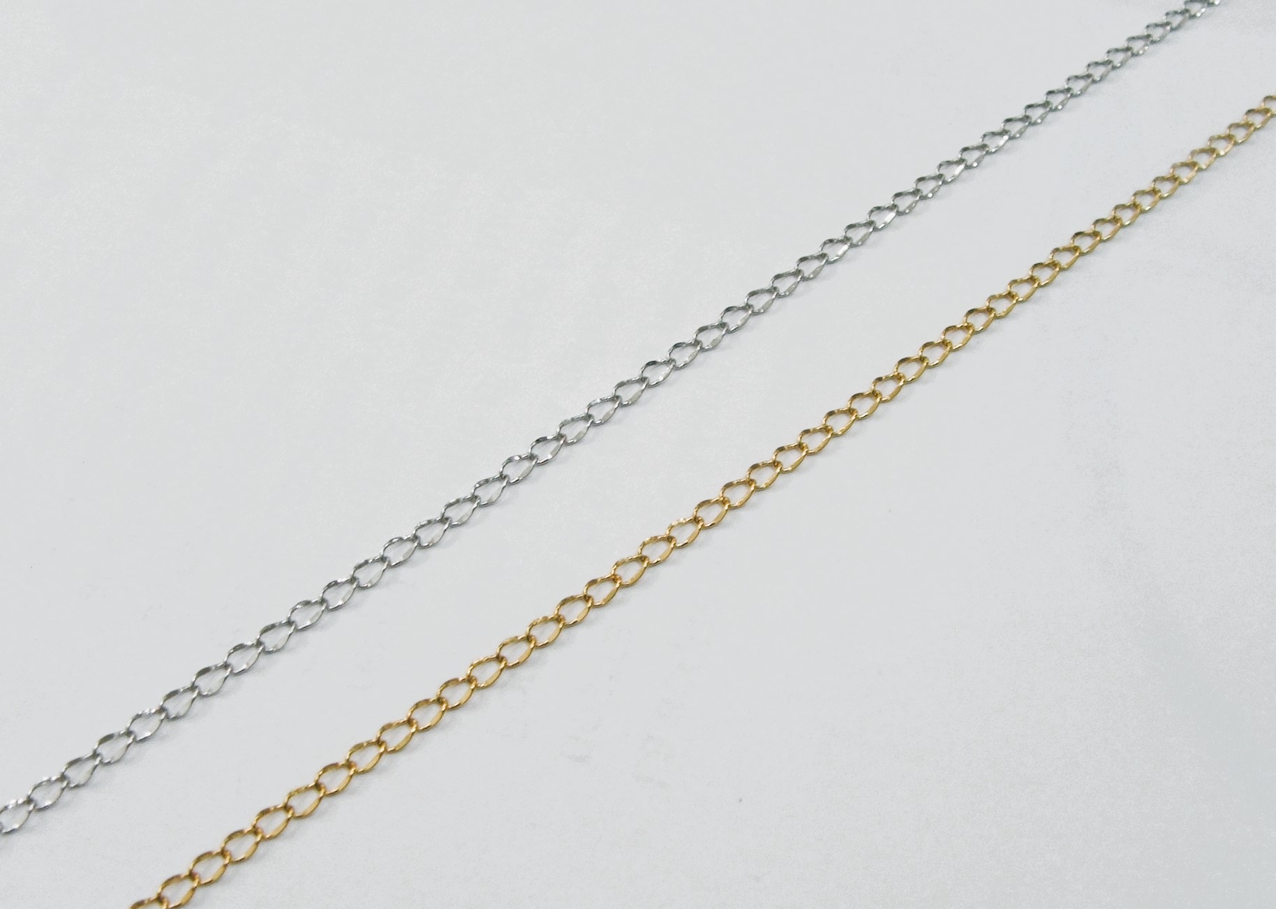 Catena grumetta allungata piatta, in acciaio, dimensione anello 4x2 mm.