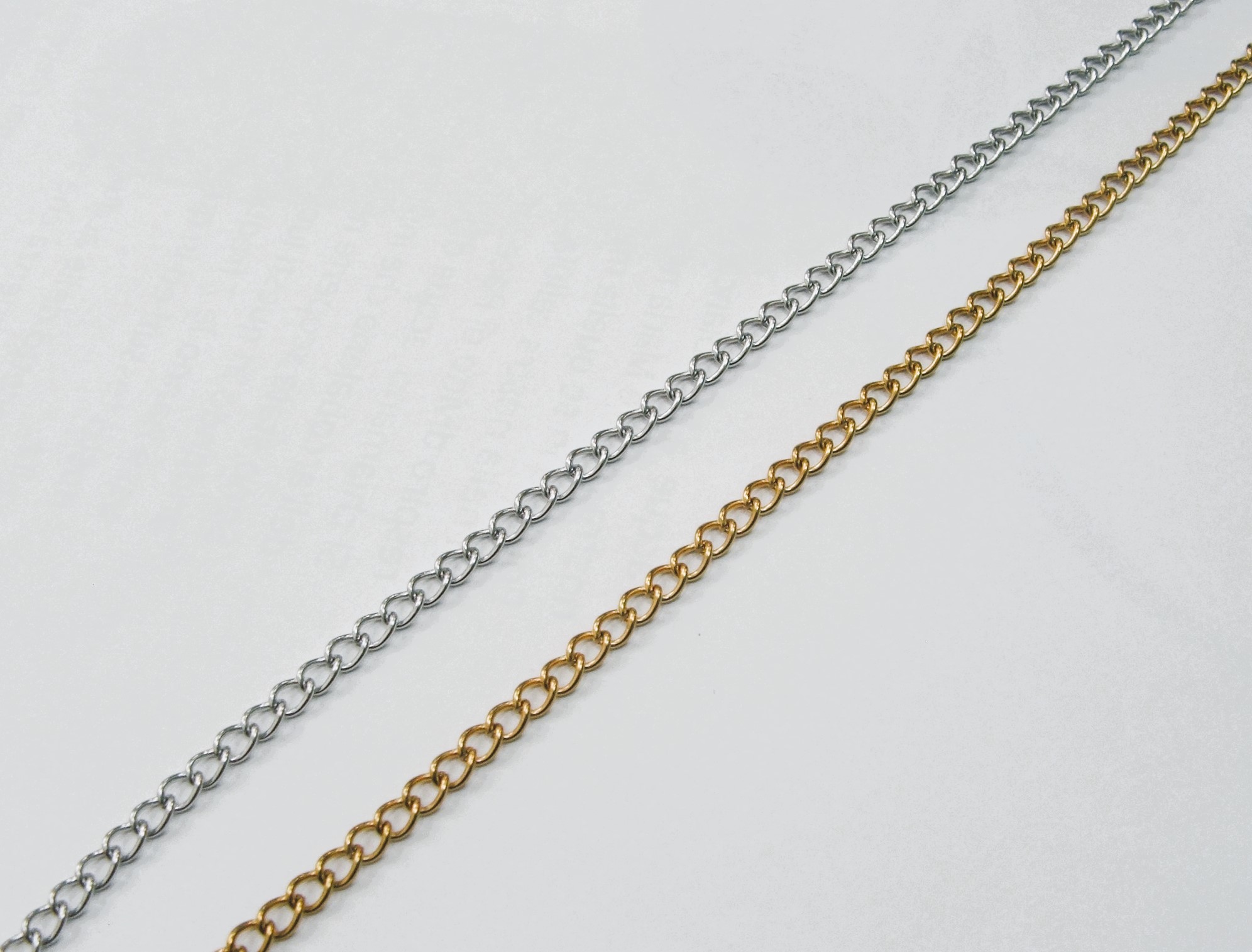 Catena grumetta sottile, in acciaio, diametro dell'anello 5x3,5 mm.