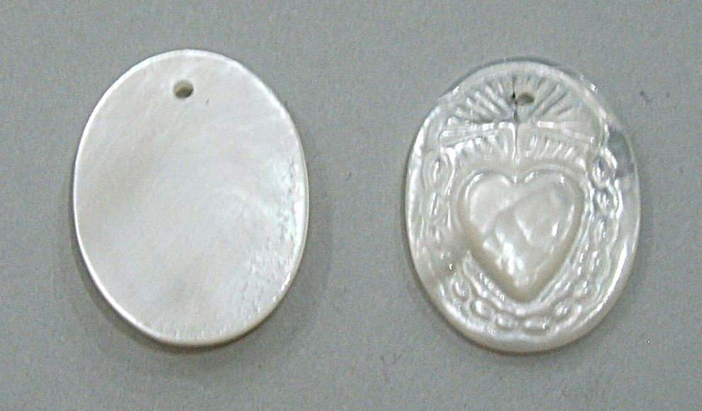Medaglietta in Madreperla, piatta, con Cuore Sacro in rilievo