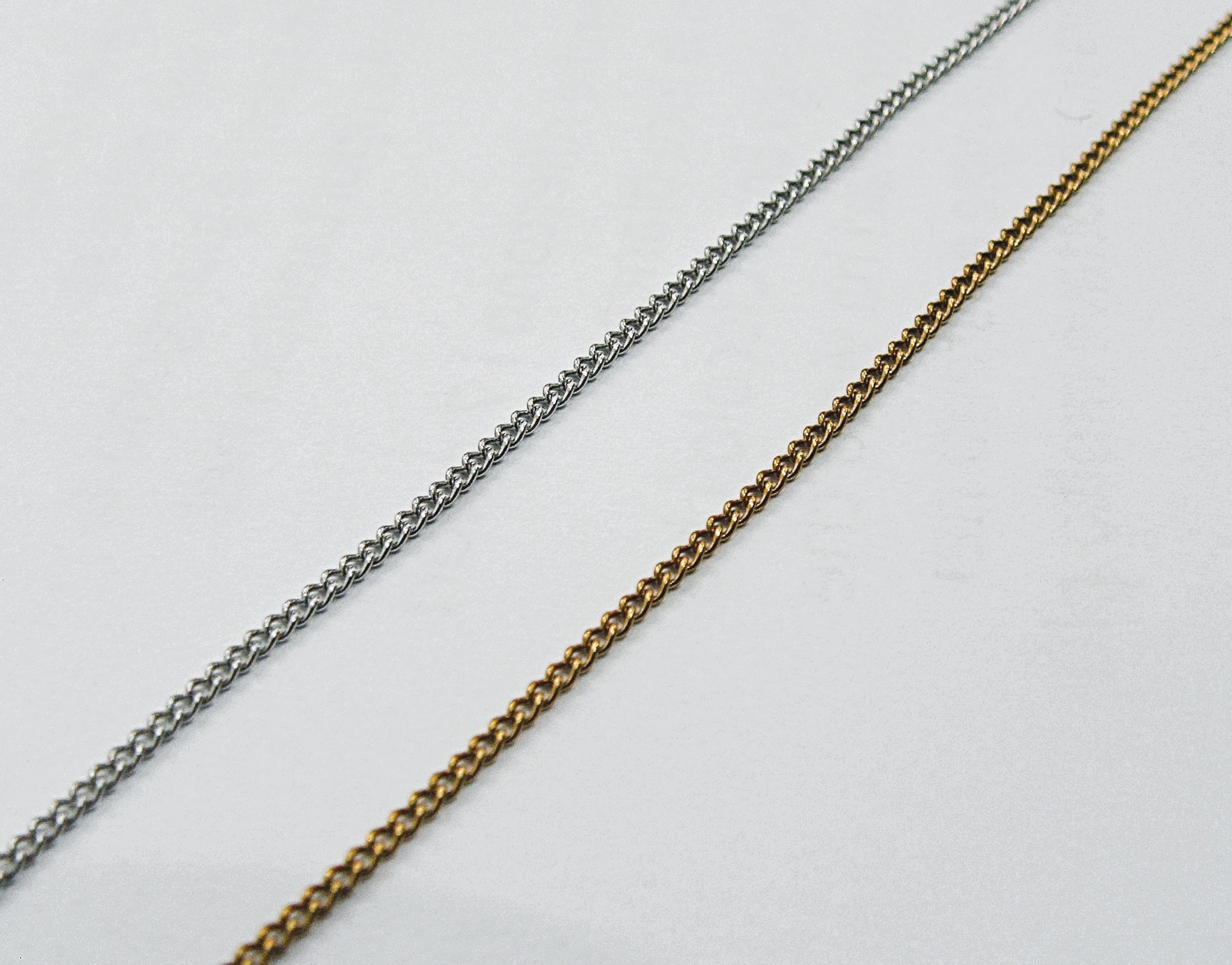 Catena grumetta sottile, in acciaio, diametro dell'anello 1,6x1 mm.