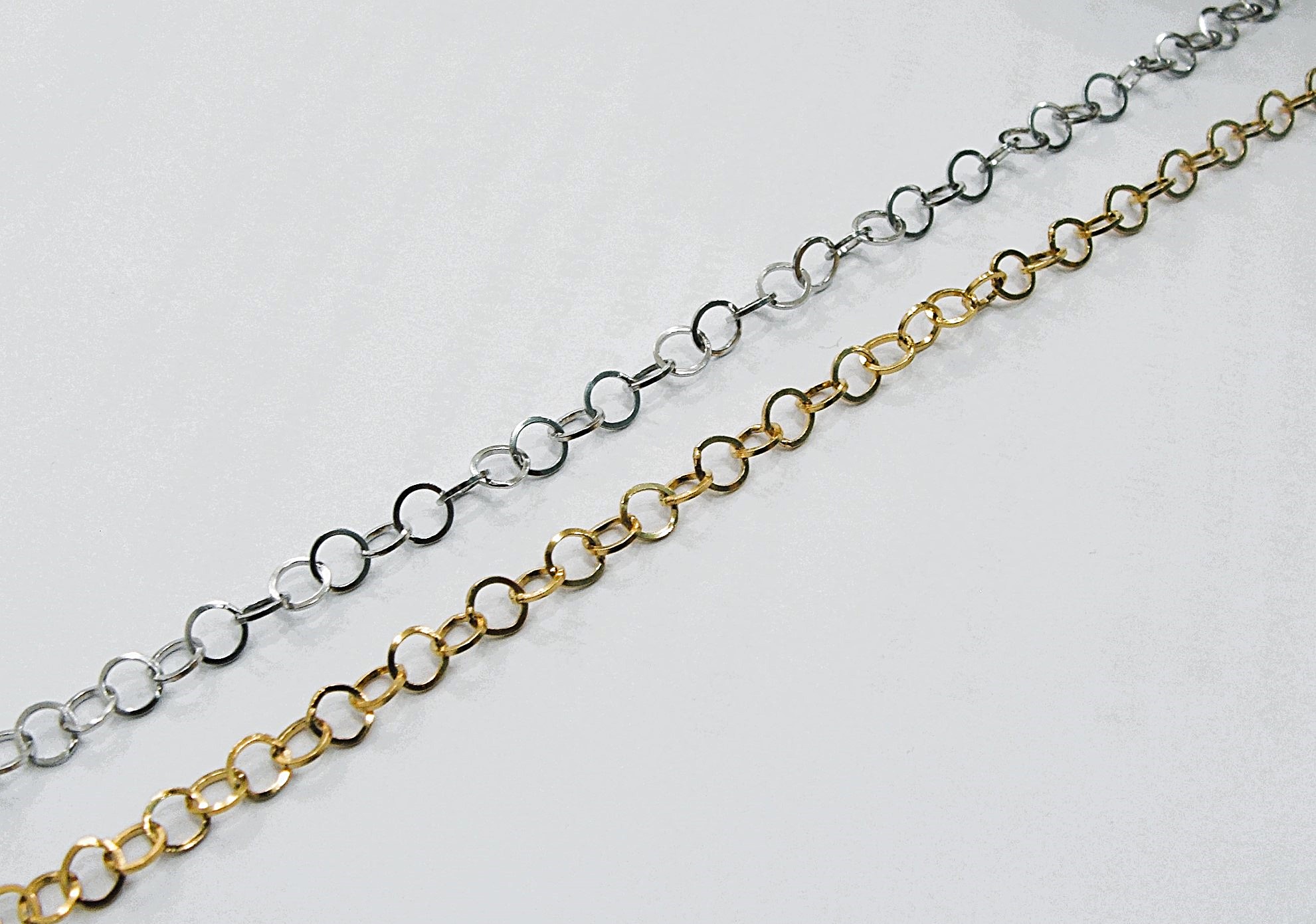 Catena ad anelli tondi piatti, in Acciaio, diametro dell'anello 5 mm.