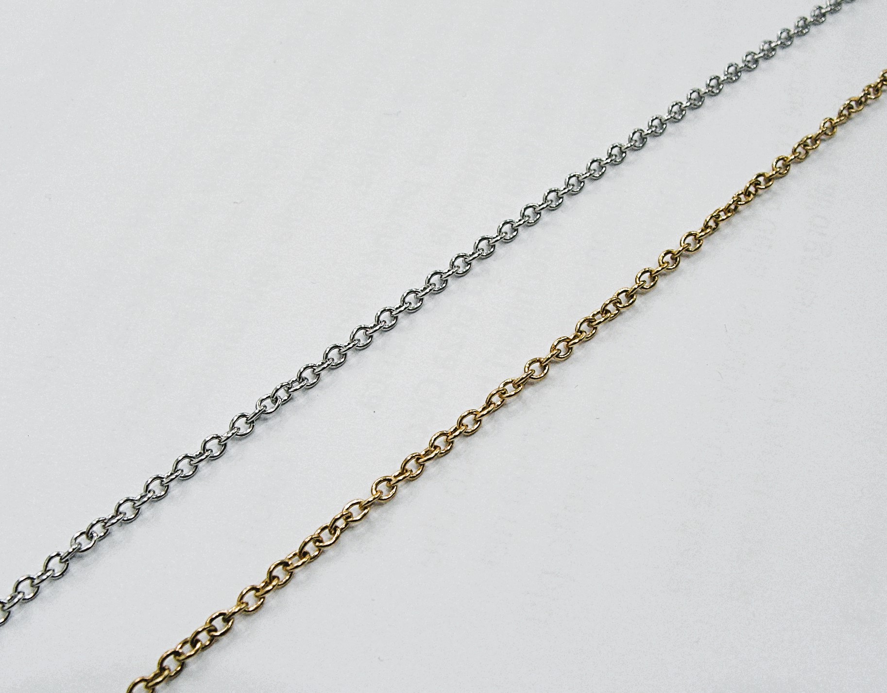 Catena ovale, in acciaio, diametro dell'anello 2,5x2 mm.