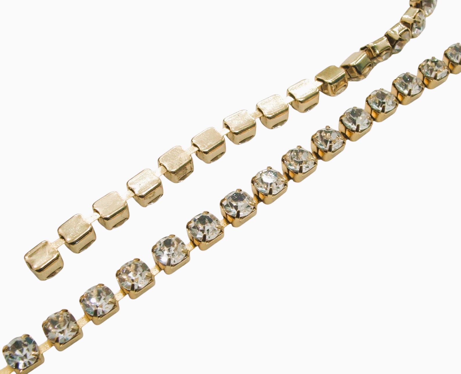 Catena strass, con cristalli, base in metallo ottone, placcato oro, colore strass CRYSTAL, SS29