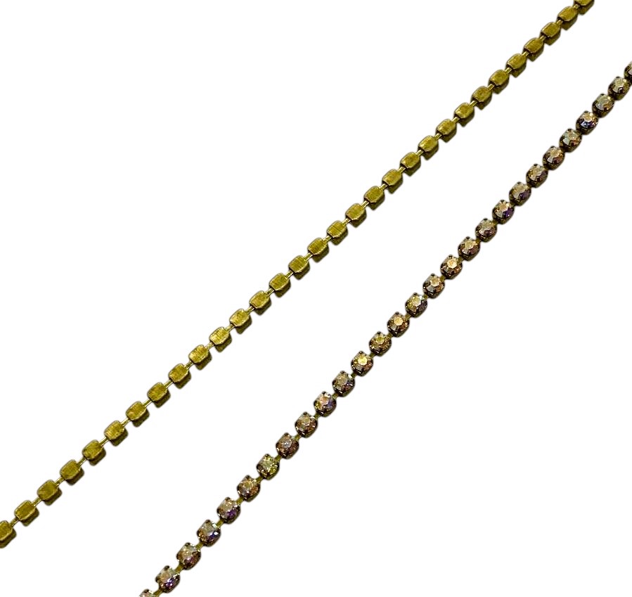 Catena strass, con cristalli Swarovski, base in metallo colore ottone, colore strass CRYSTAL AB